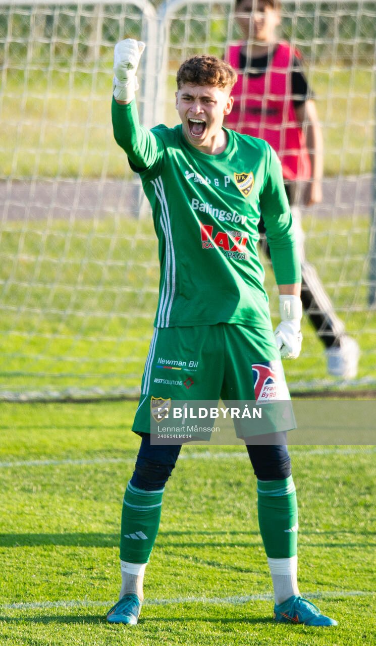 IFK Hässleholms målvakt Mirsad Basic räddar friläge och