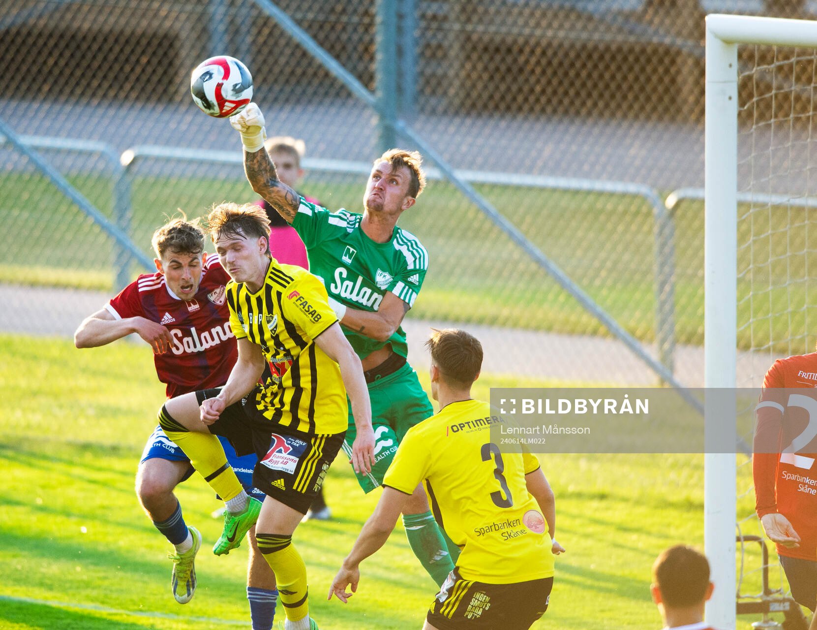 IFK Simrishamns målvakt boxar undan bollen framför Kasper