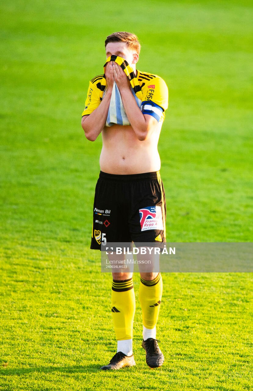 IFK Hässleholms lagkapten Axel Henriksson deppar över