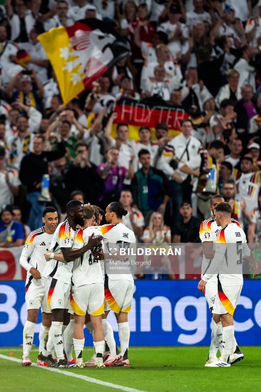 Niclas Füllkrug of Germany celebrate with teammates
