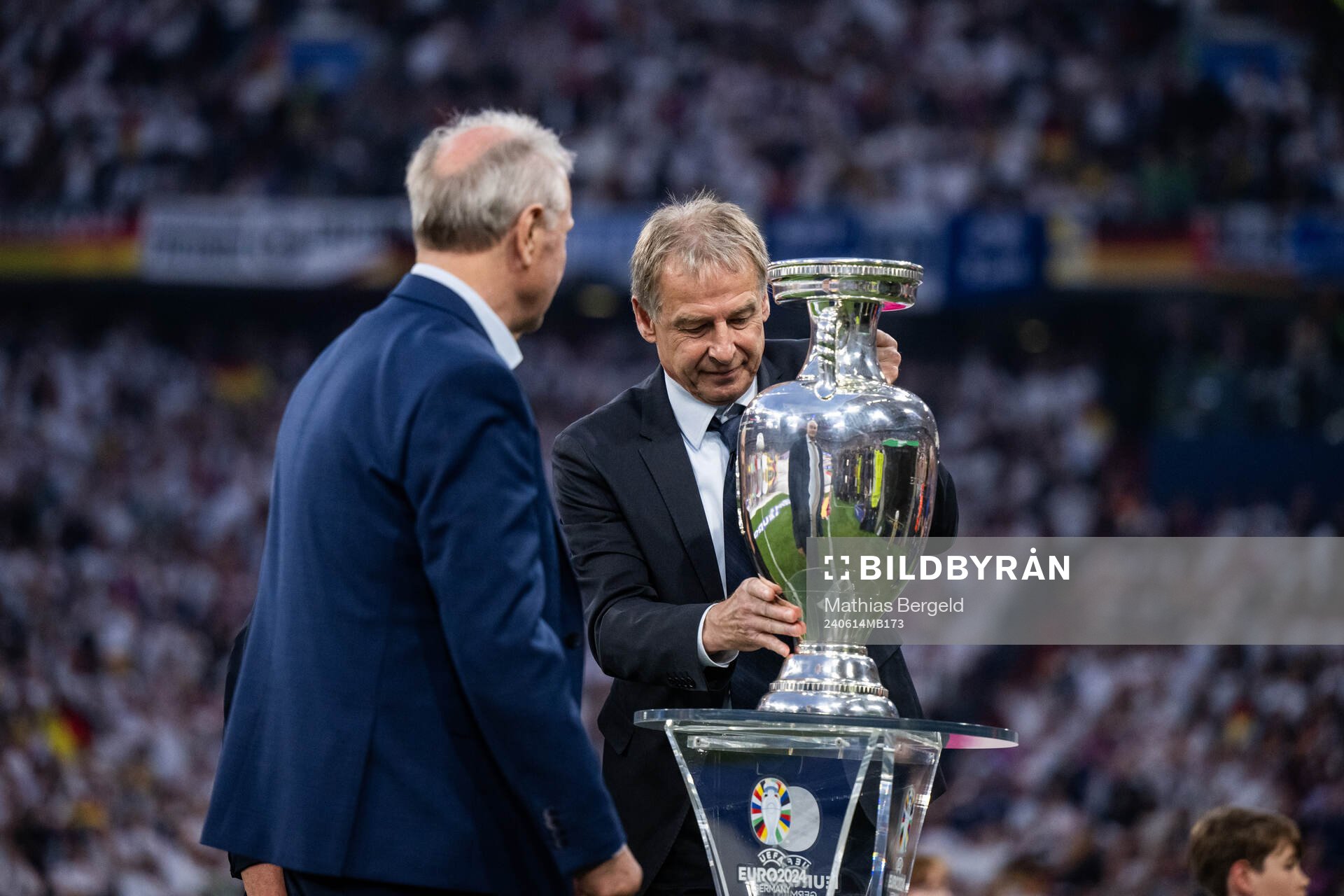 Bernard Dietz and Jürgen Klinsmann with the Henri Delaunay