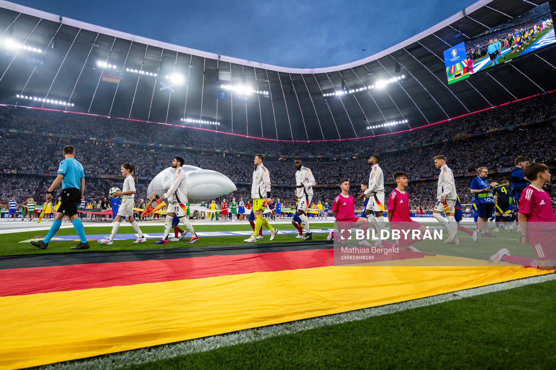 Ilkay Gündogan, goalkeeper Manuel Neuer and Antonio