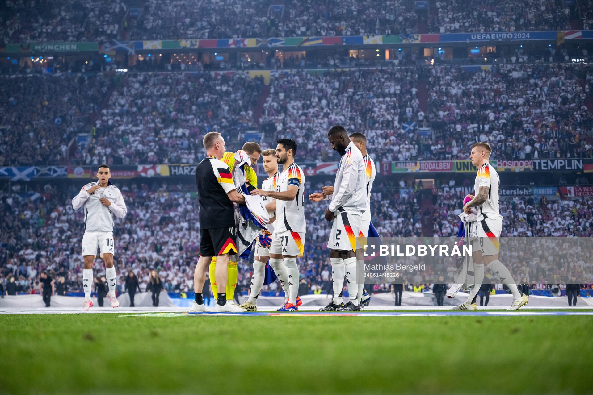 Goalkeeper Manuel Neuer, Ilkay Gündogan and Antonio