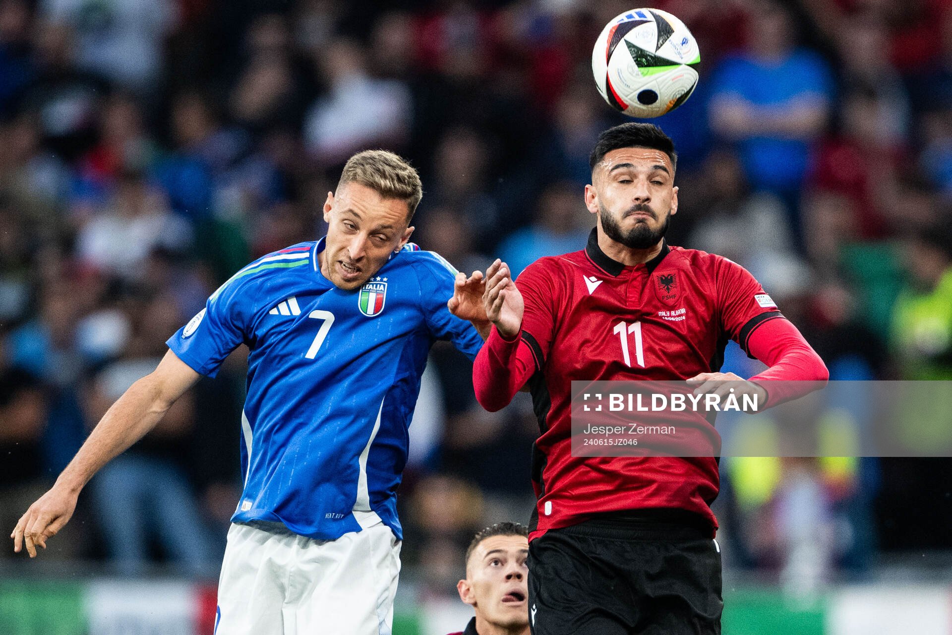 Davide Frattesi of Italy and Armando Broja of Albania