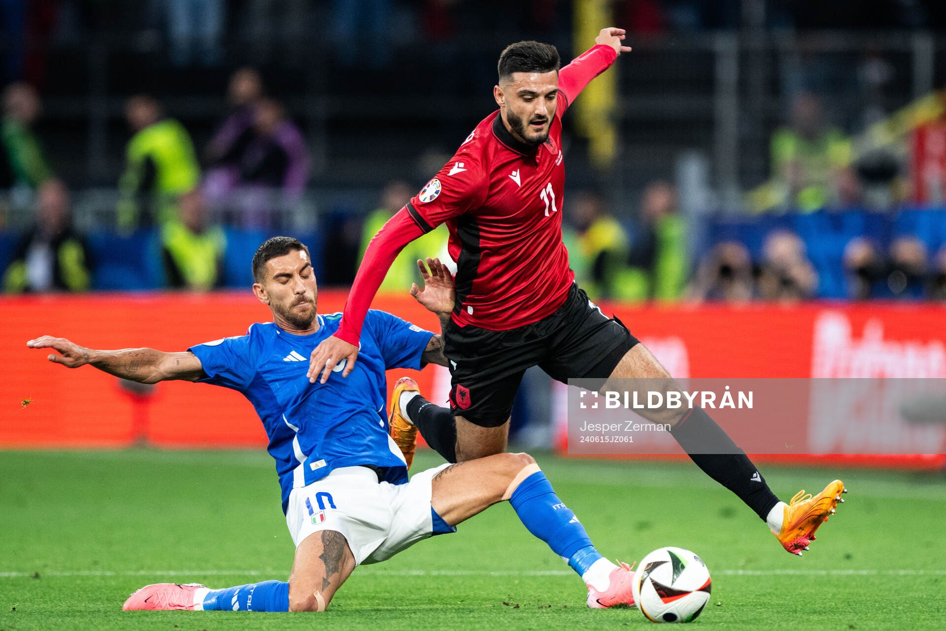 Lorenzo Pellegrini of Italy and Armando Broja of Albania