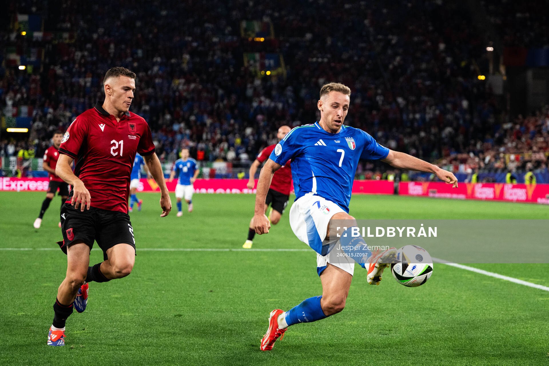 Kristjan Asllani of Albania and Davide Frattesi of Italy
