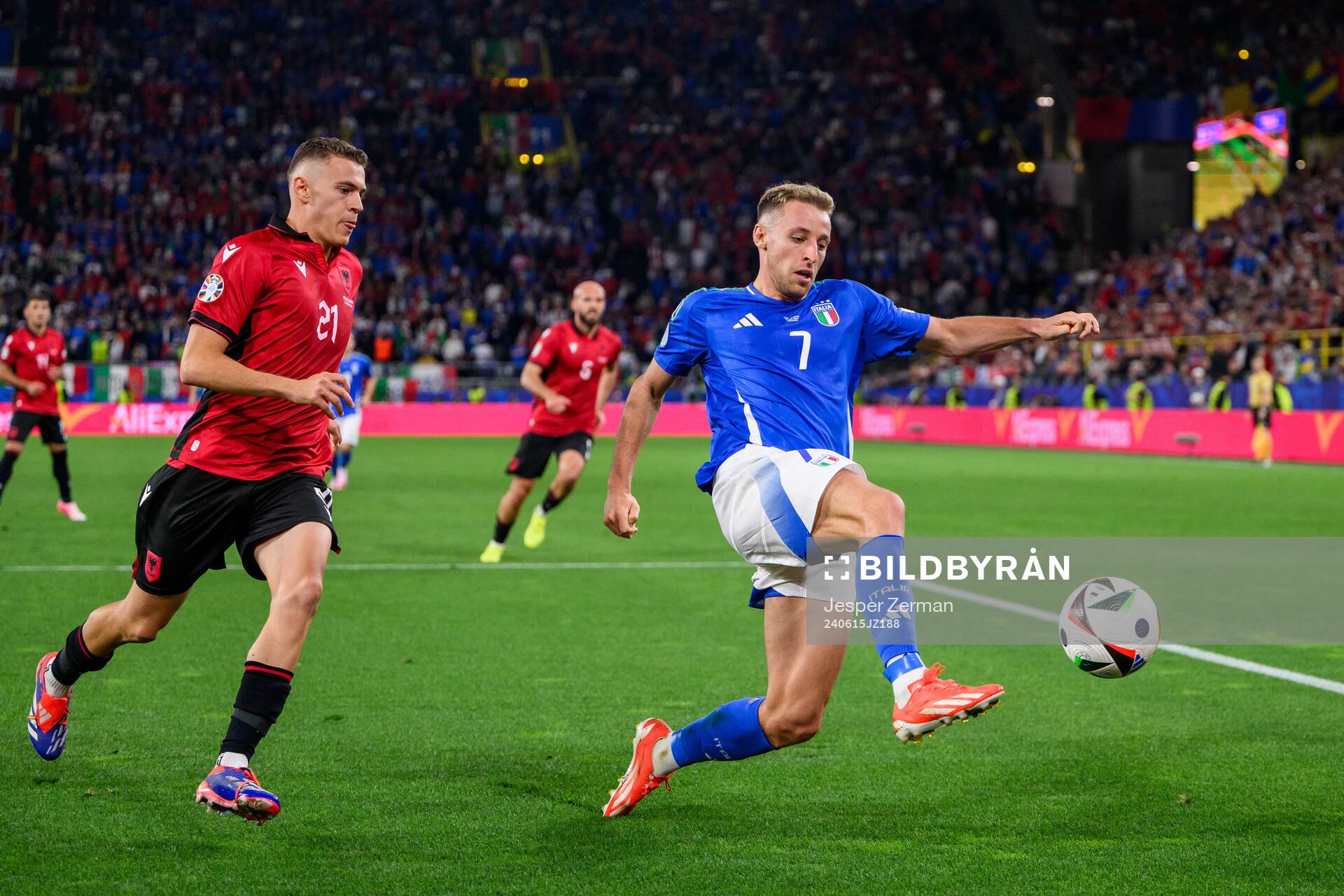 Kristjan Asllani of Albania and Davide Frattesi of Italy