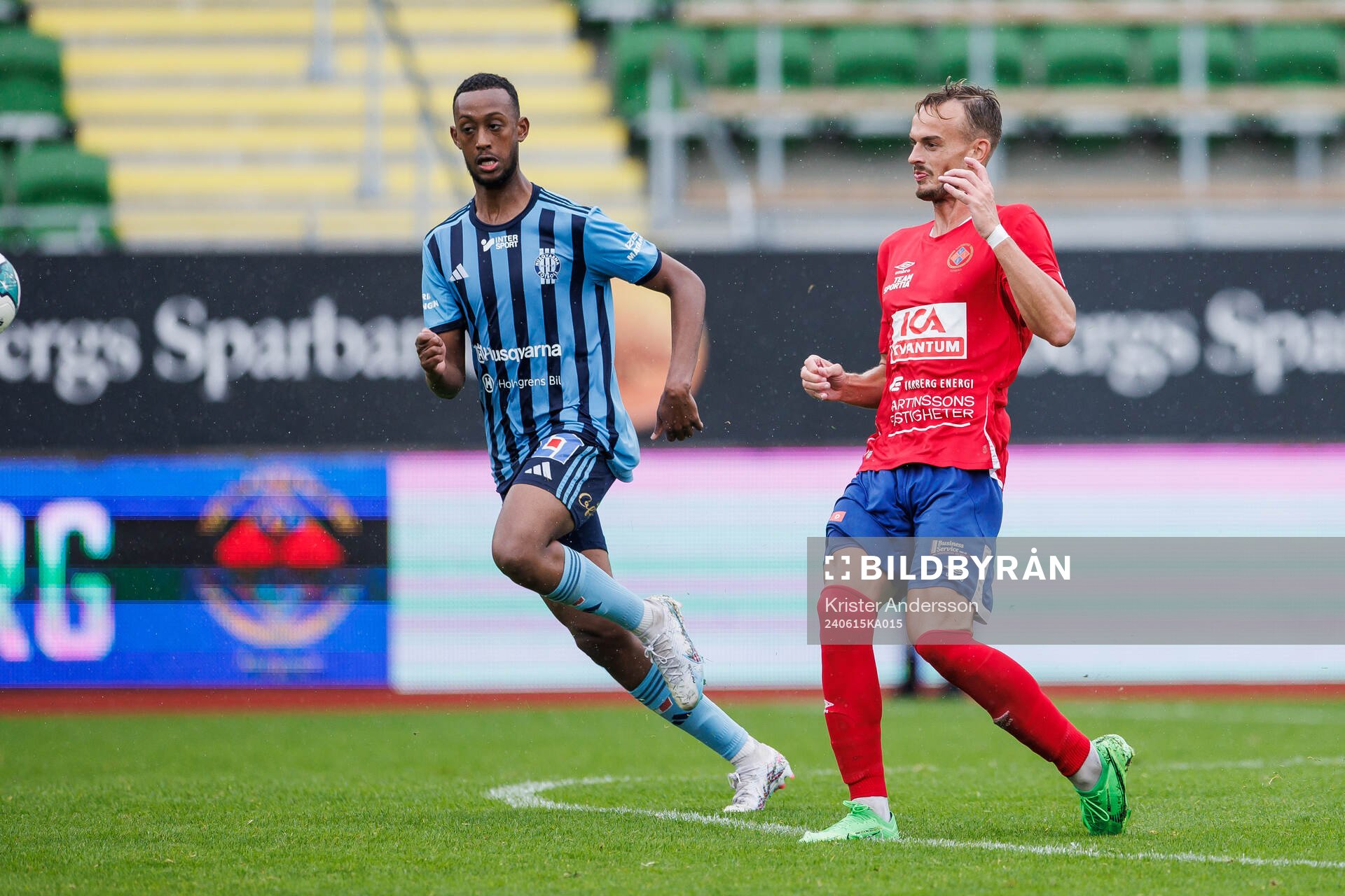 Husqvarnas Isse Ismail och Varbergs Theodor Graudums under fotbollsmatchen i Div 2 Västra Götaland mellan Varbergs GIF och Husqvarna den 15 juni 2024 i Varberg.