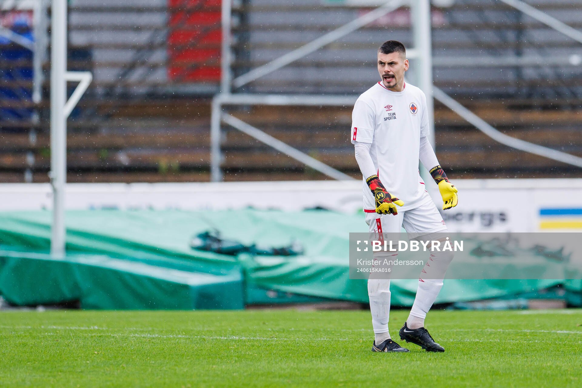 Varbergs målvakt Sebastian Ekholm under fotbollsmatchen i Div 2 Västra Götaland mellan Varbergs GIF och Husqvarna den 15 juni 2024 i Varberg.