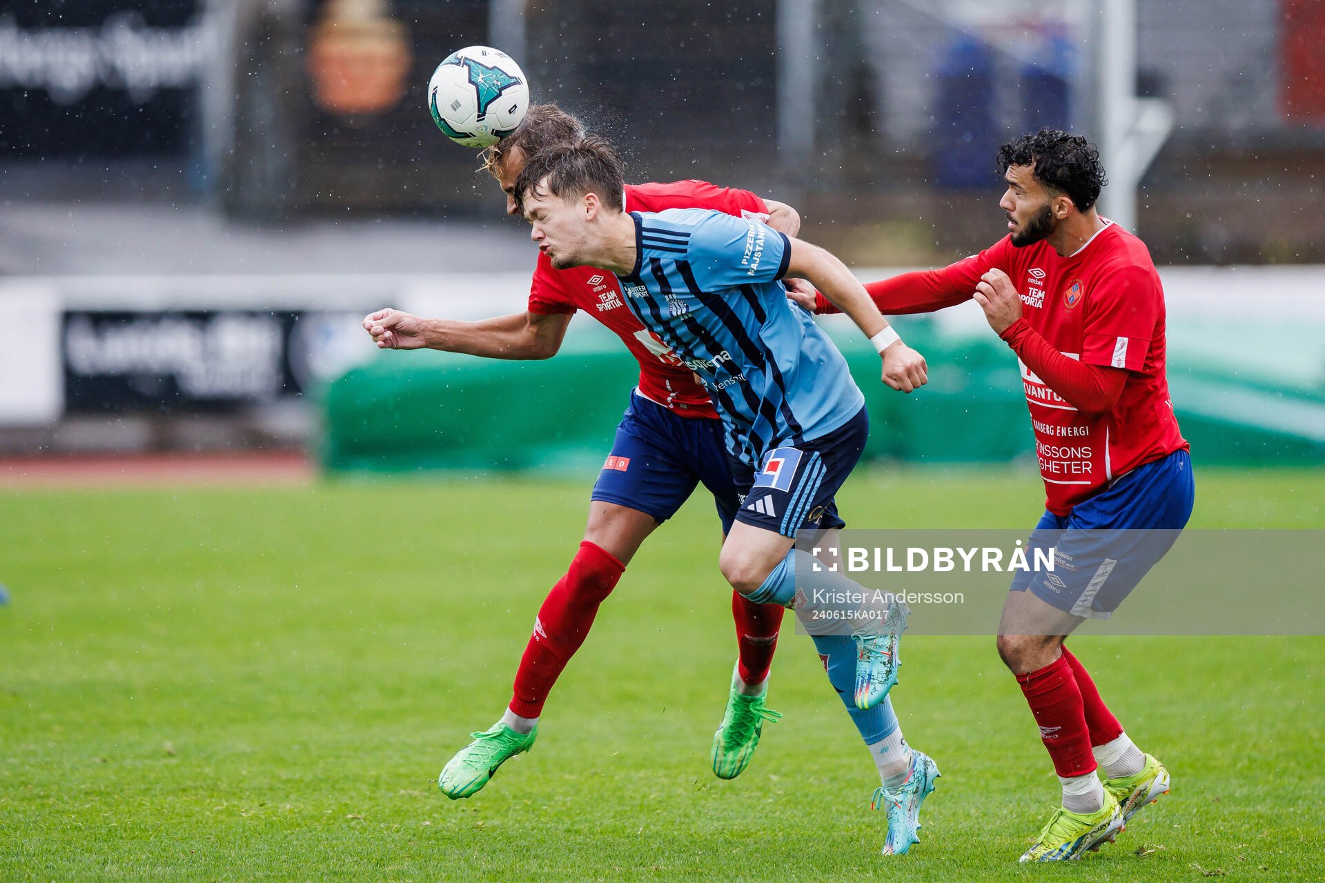 Varbergs Theodor Graudums och Mohanad Saeed i kamp med Husqvarnas Victor Rotviker under fotbollsmatchen i Div 2 Västra Götaland mellan Varbergs GIF och Husqvarna den 15 juni 2024 i Varberg.