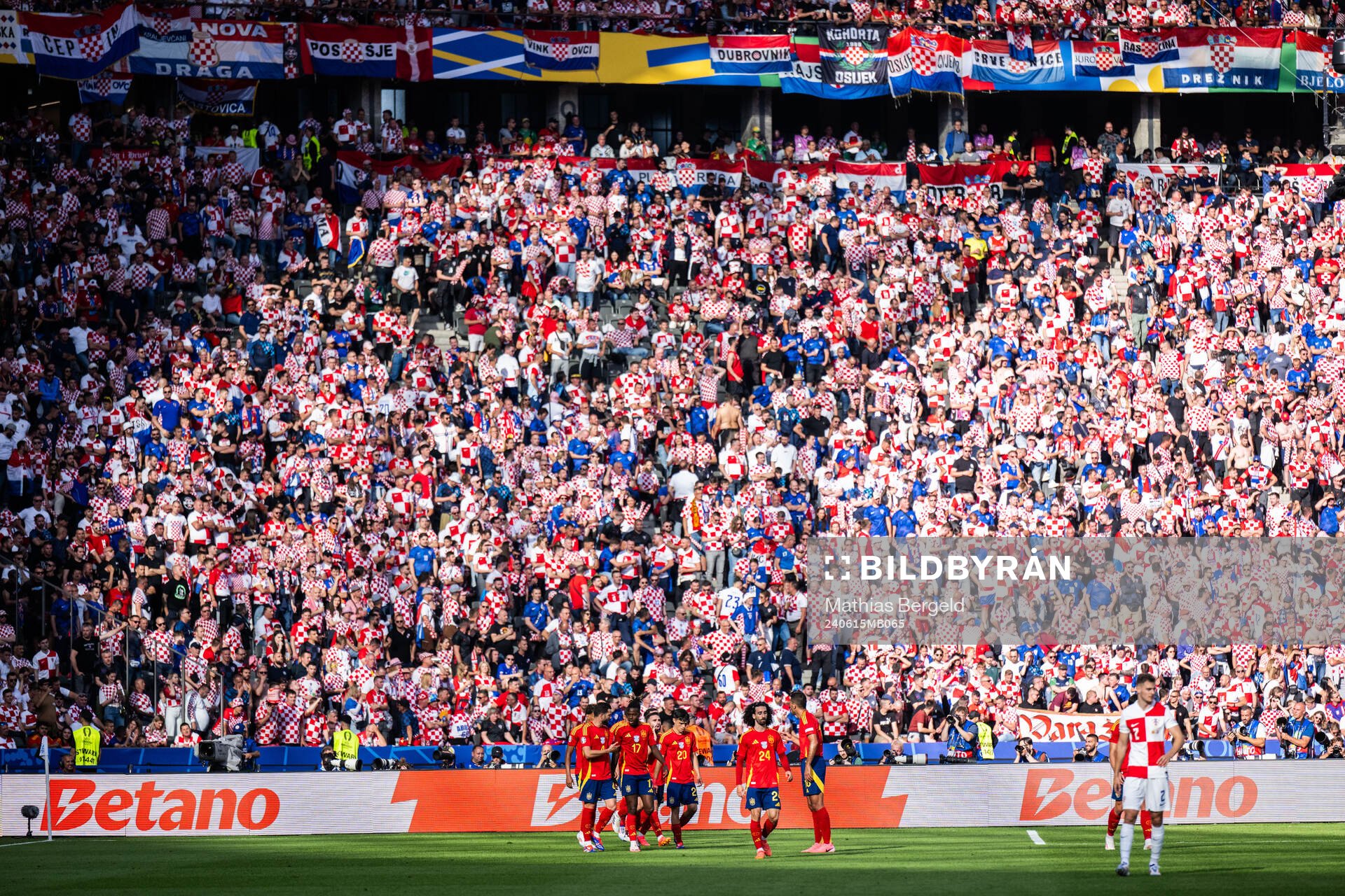 of Spain Fabian Ruiz Pena celebrates with team mates