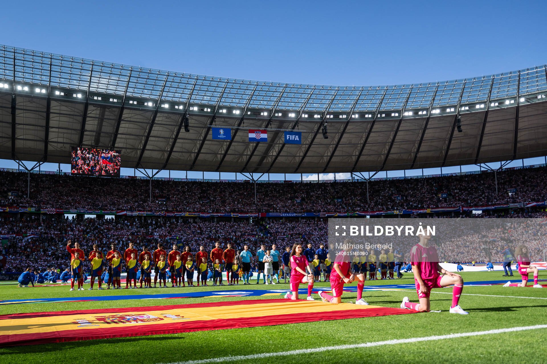 Players of Spain and of Croatia
