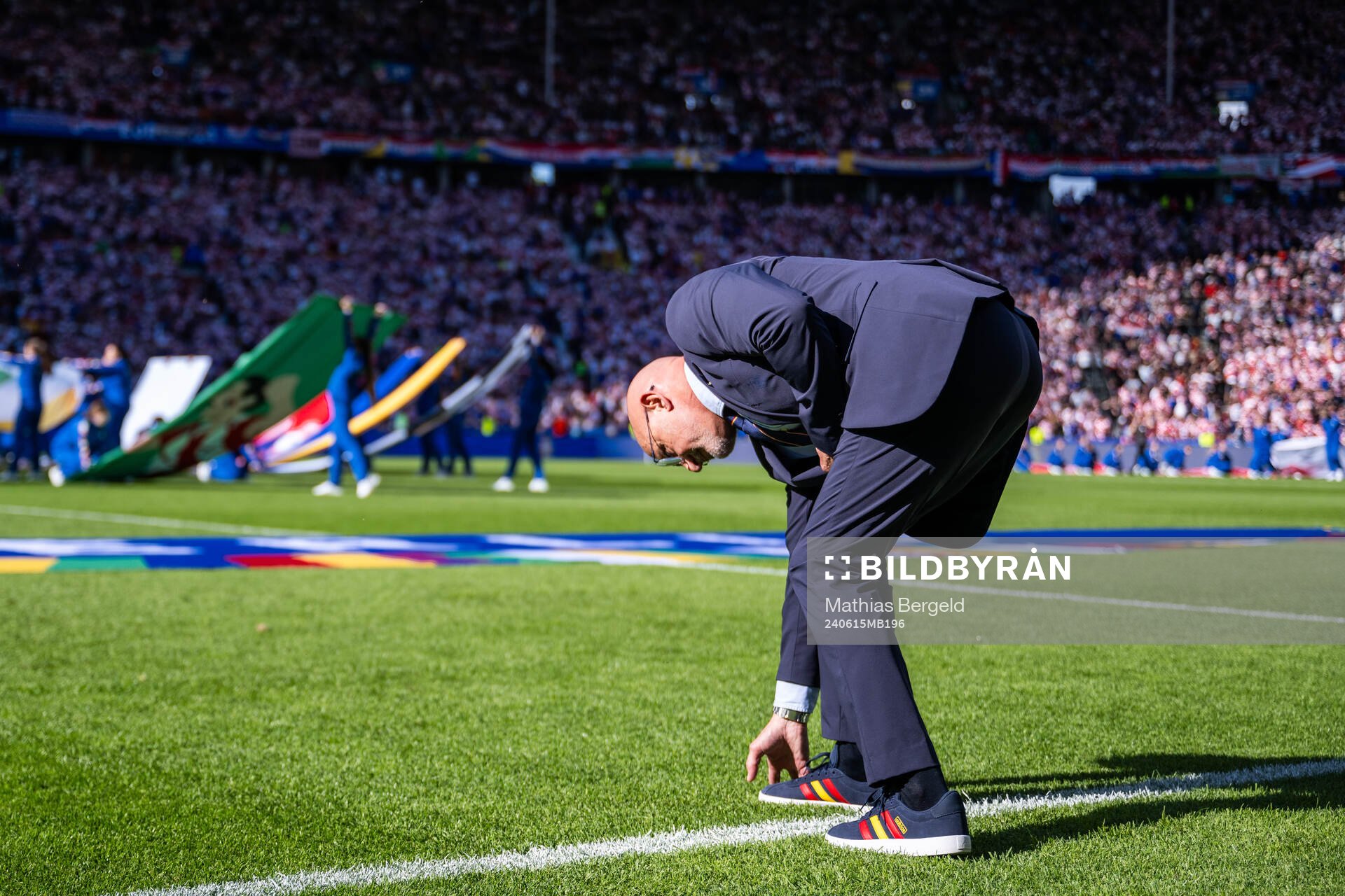 Head coach Luis De La Fuente of Spain