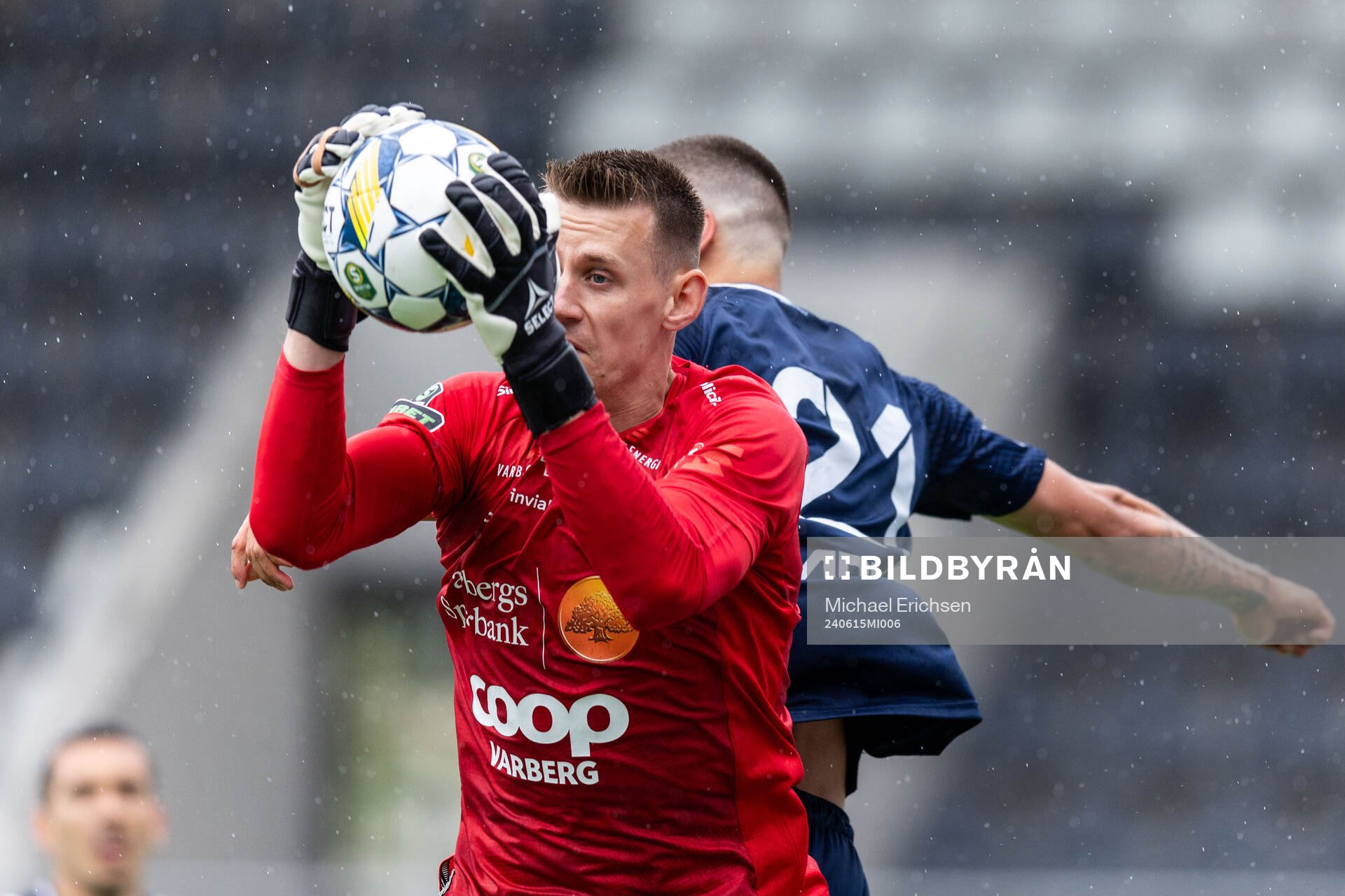 Varbergs målvakt David Olsson och Utsiktens Kevin Rodeblad