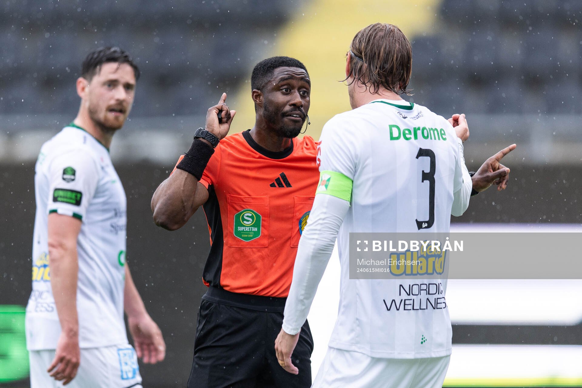 Varbergs Hampus Zackrisson i diskussion med Domare Fredrik