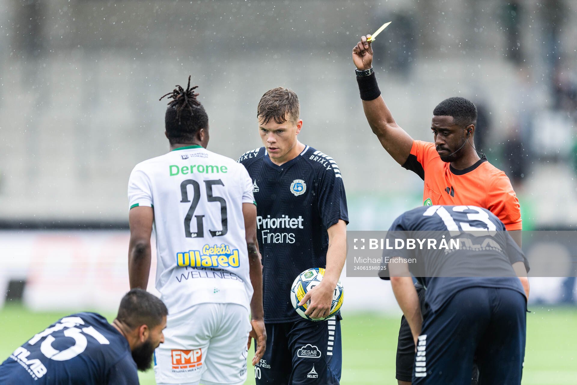 Varbergs Azeez Temitope Yusuf tilldelas gul kort av Domare