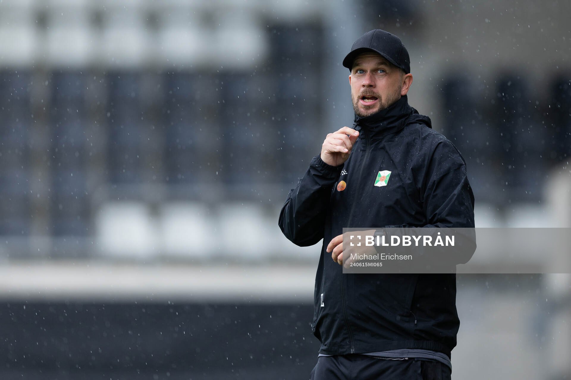 Varbergs tränare Tobias Linderoth under fotbollsmatchen i Superettan mellan Utsikten och Varberg den 15 juni 2024 i Göteborg. 