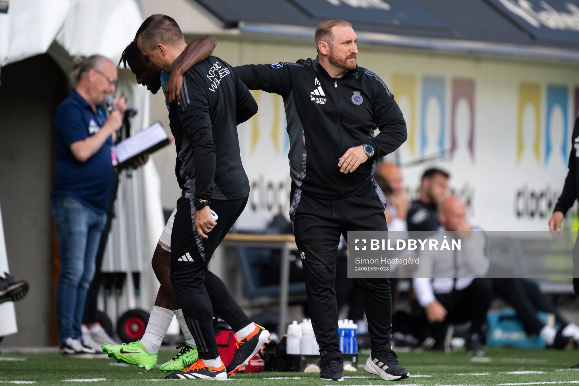 Gefles York Rafael har ont bredvid huvudtränare Mikael