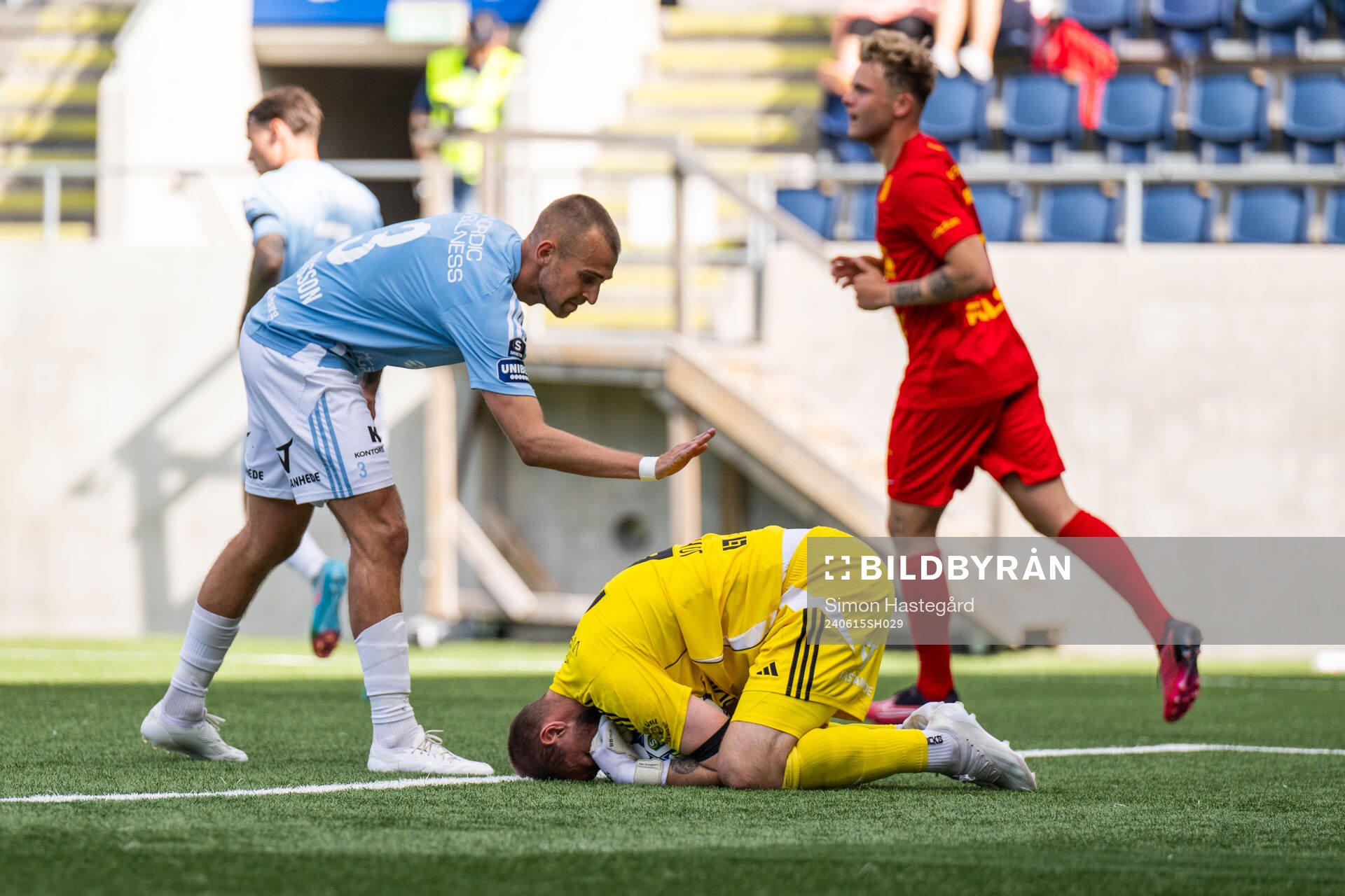 Gefles Jesper Merbom Adolfsson och målvakt Tobias Johansson jublar under fotbollsmatchen i Superettan mellan Gefle och Landskrona den 15 juni 2024 i Gävle.