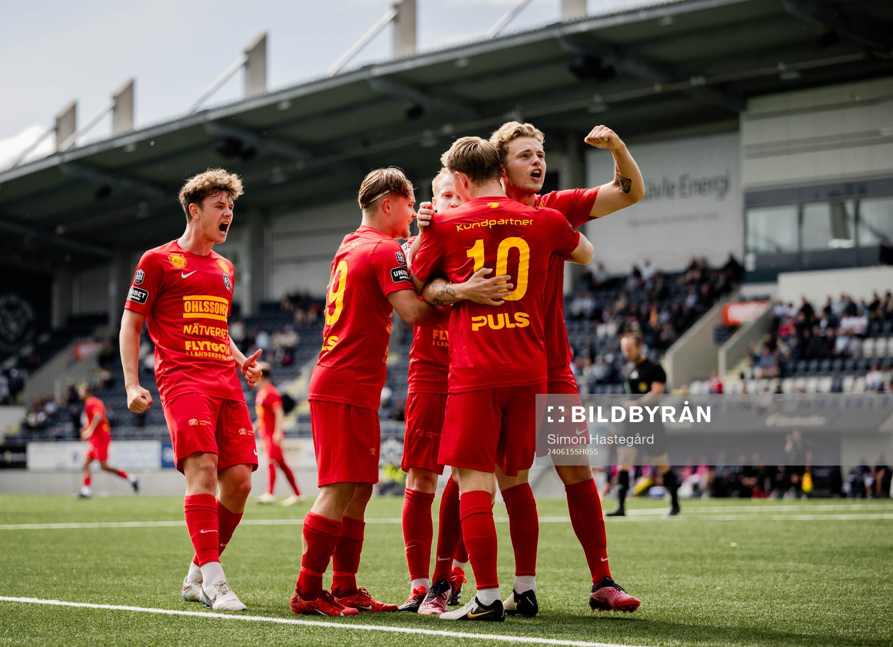 Landskronas spelare jublar med Adam Egnell efter 1-1 under fotbollsmatchen i Superettan mellan Gefle och Landskrona den 15 juni 2024 i Gävle.