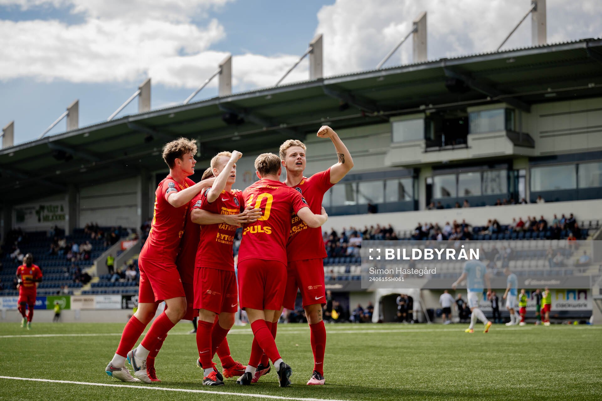 Landskronas spelare jublar med Adam Egnell