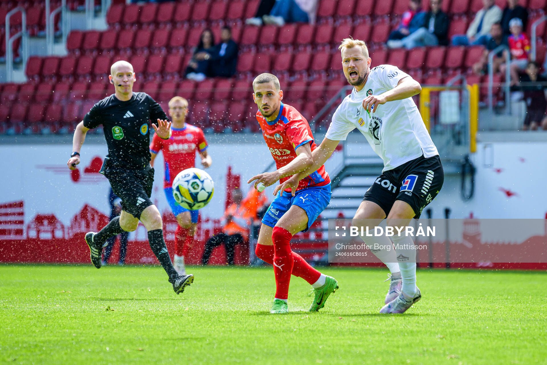 Helsingborgs Arian Kabashi och Örebros Sebastian Crona