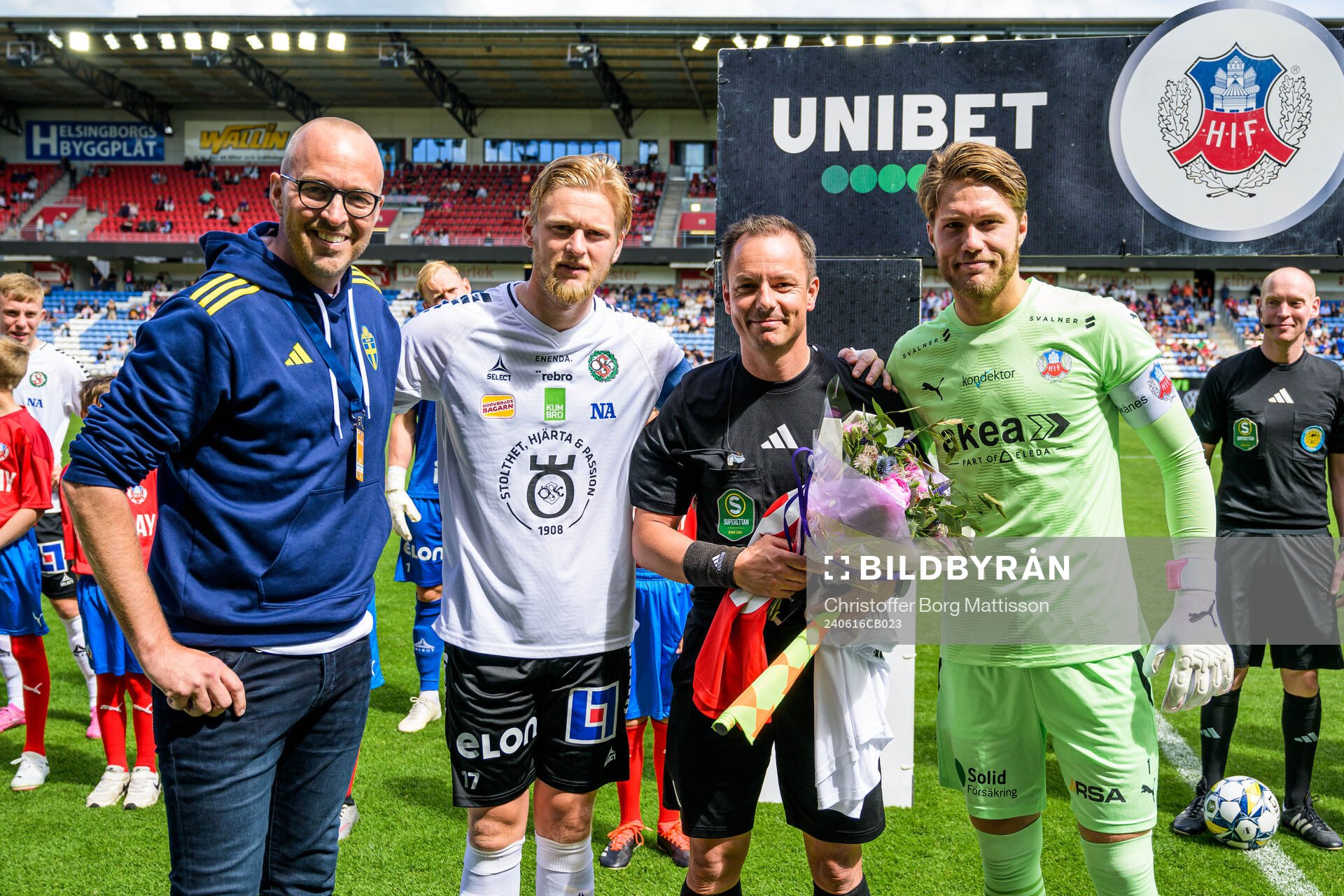 Svenska fotbollförbundets Mattias Johansson, Örebros Karl Holmberg och assisterande domare Anders Böwing och Helsingborgs målvakt Kalle Joelsson inför fotbollsmatchen i Superettan mellan Helsingborg och Örebro den 16 juni 2024 i Helsingborg.