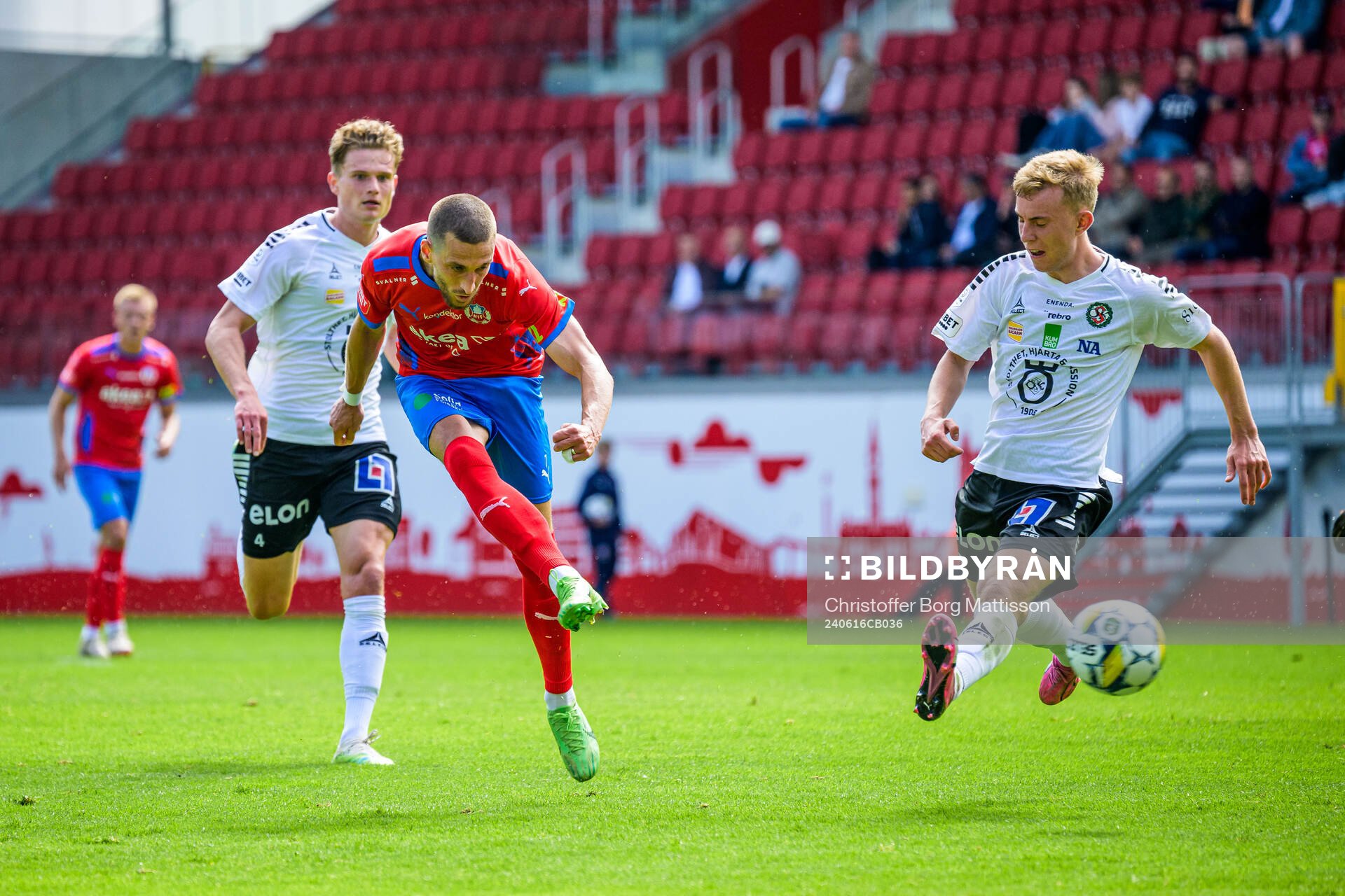 Örebros Erik McCue och Helsingborgs Arian Kabashi och Örebros Valgeir Valgeirsson under fotbollsmatchen i Superettan mellan Helsingborg och Örebro den 16 juni 2024 i Helsingborg.