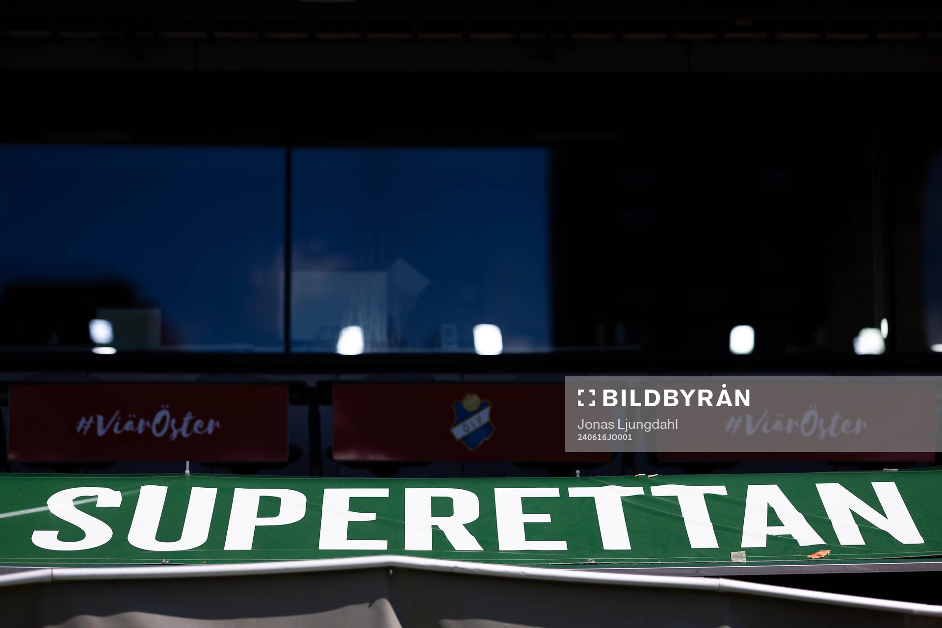 Skylt med Superettan över spelargången före