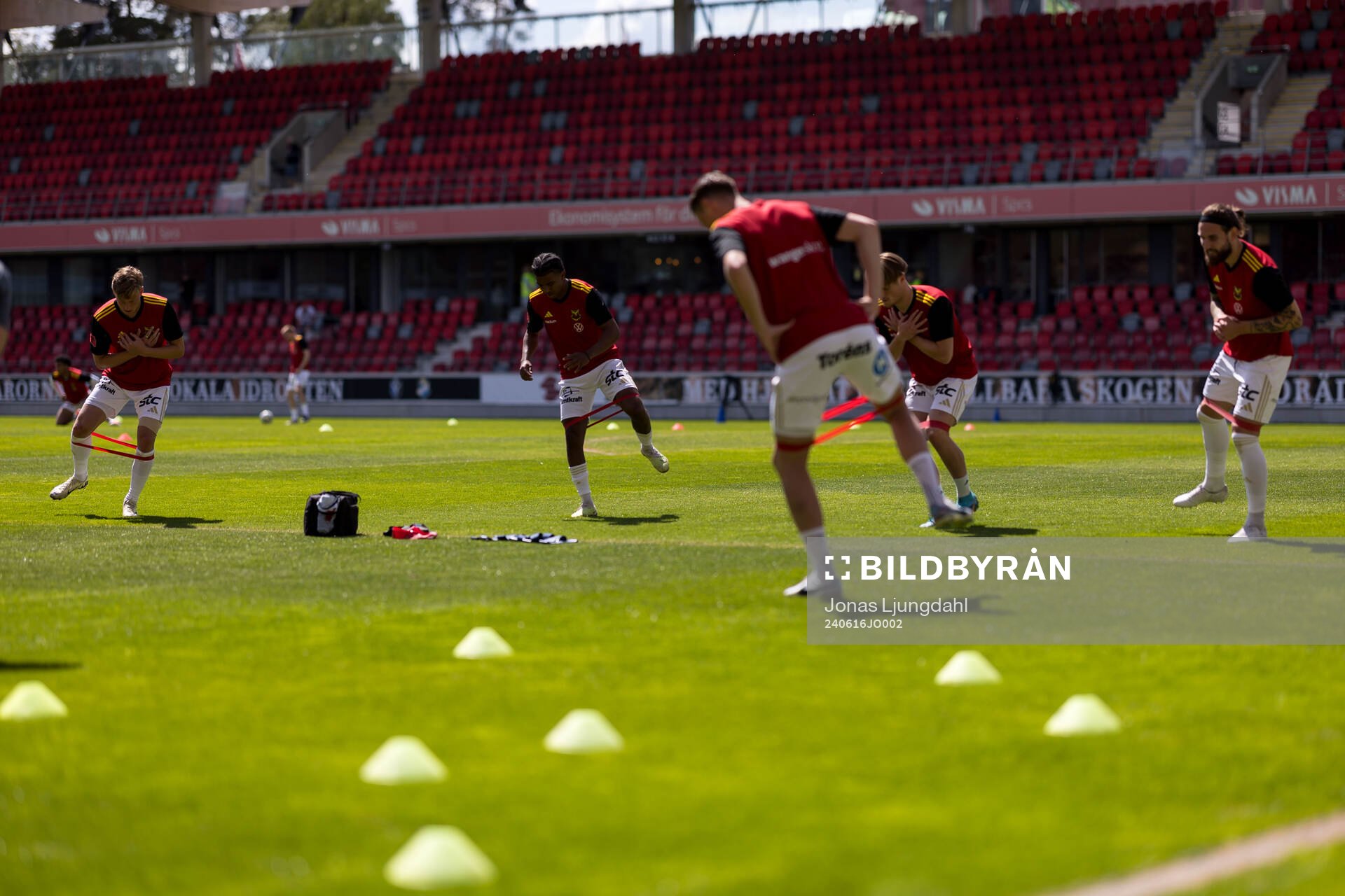 Östersunds spelare värmer upp inför fotbollsmatchen i Superettan mellan Öster och Östersund den 16 juni 2024 i Växjö. 