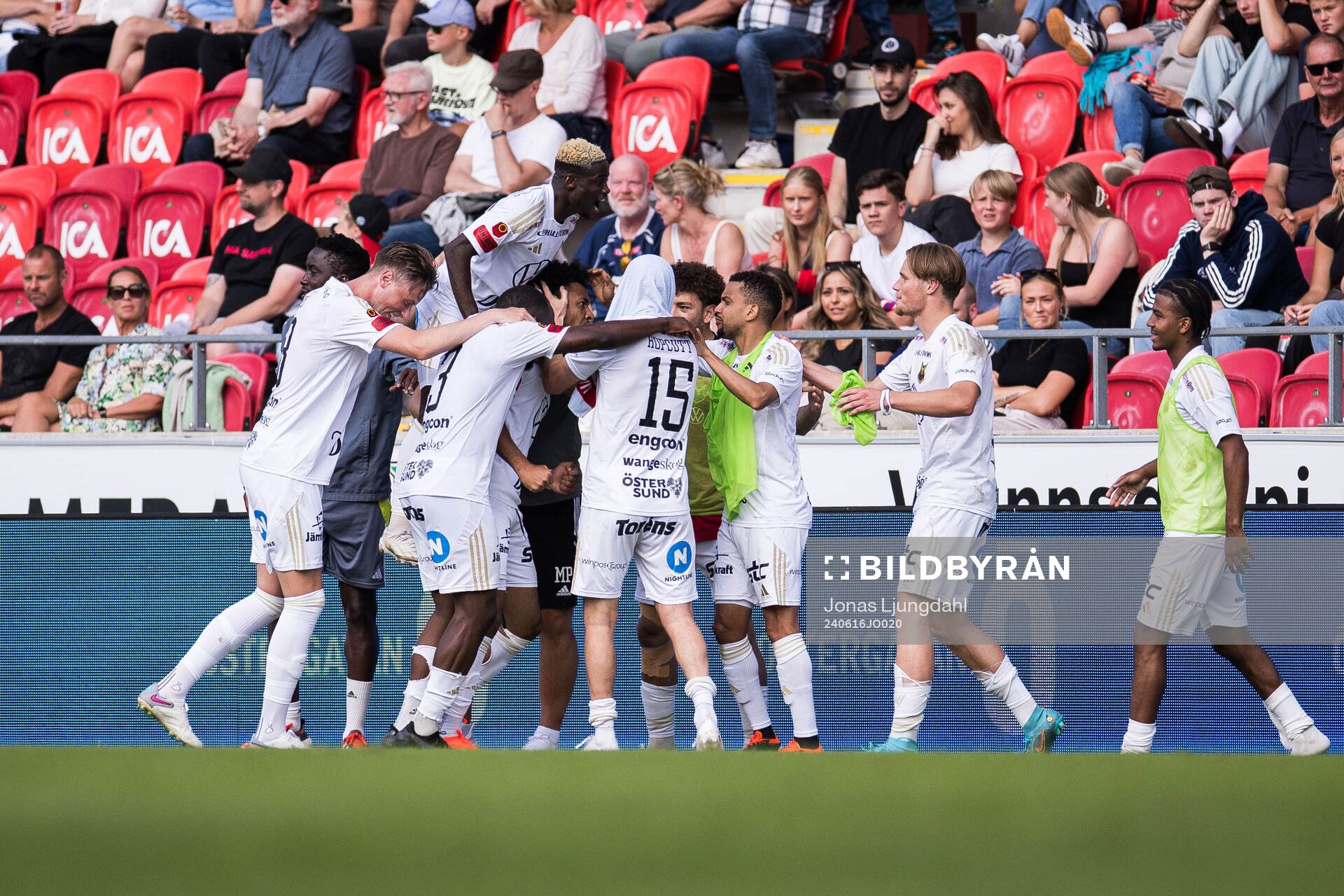Östersunds spelare jublar