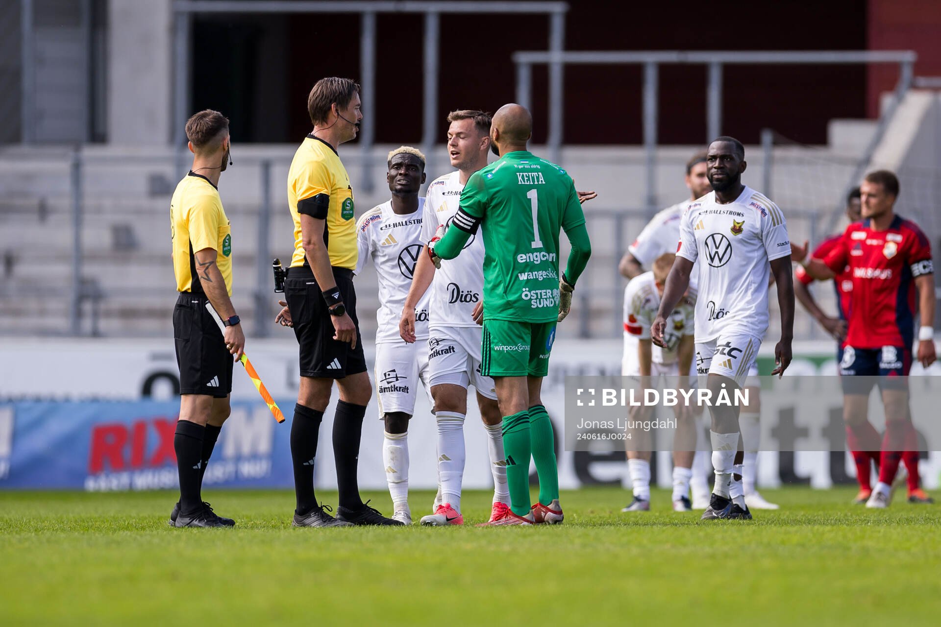 Östersunds Aly Keita i diskussion med domare Magnus