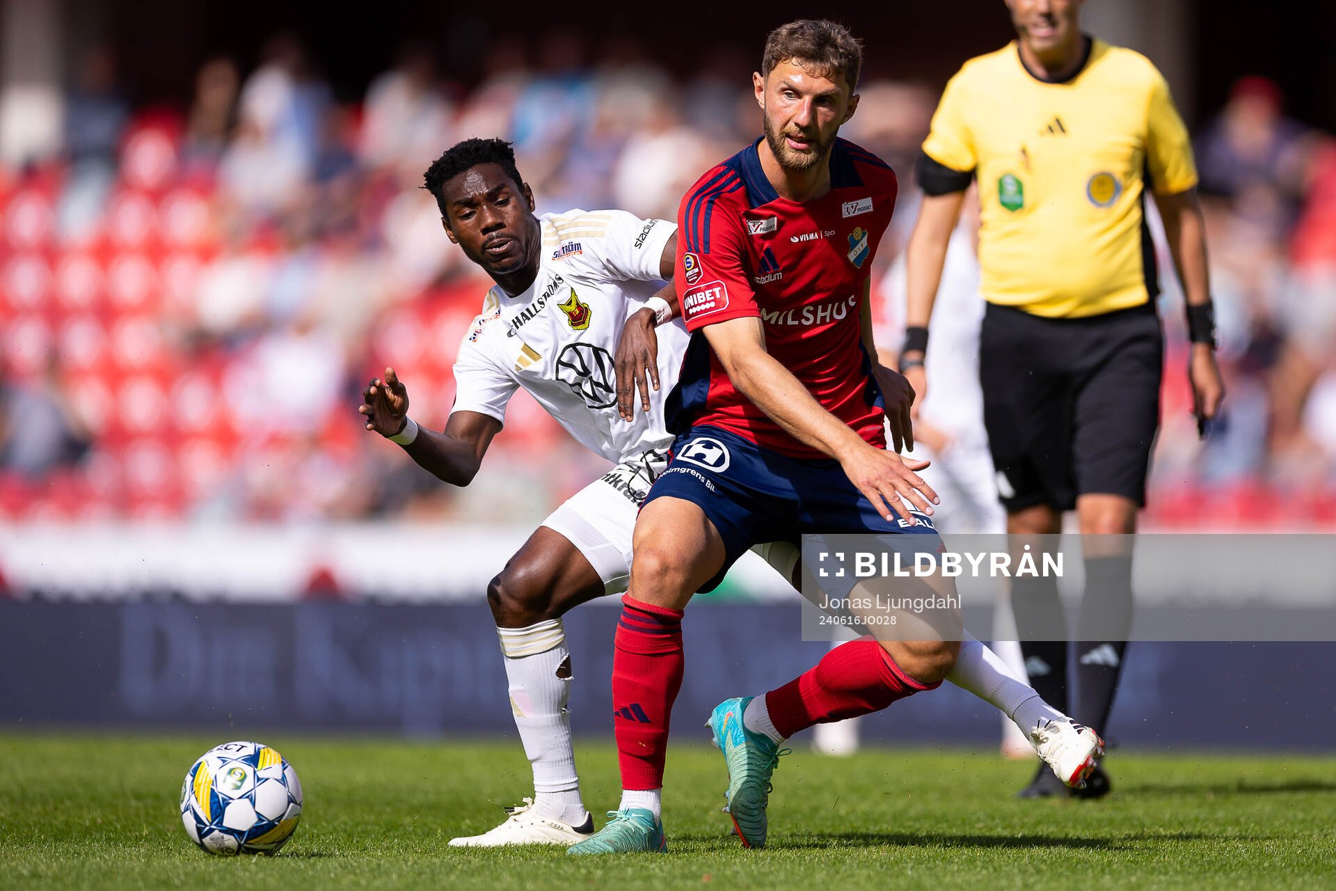 Östersunds Michael Aduragbemi Oluwayemi och Östers Alibek Aliev under fotbollsmatchen i Superettan mellan Öster och Östersund den 16 juni 2024 i Växjö.