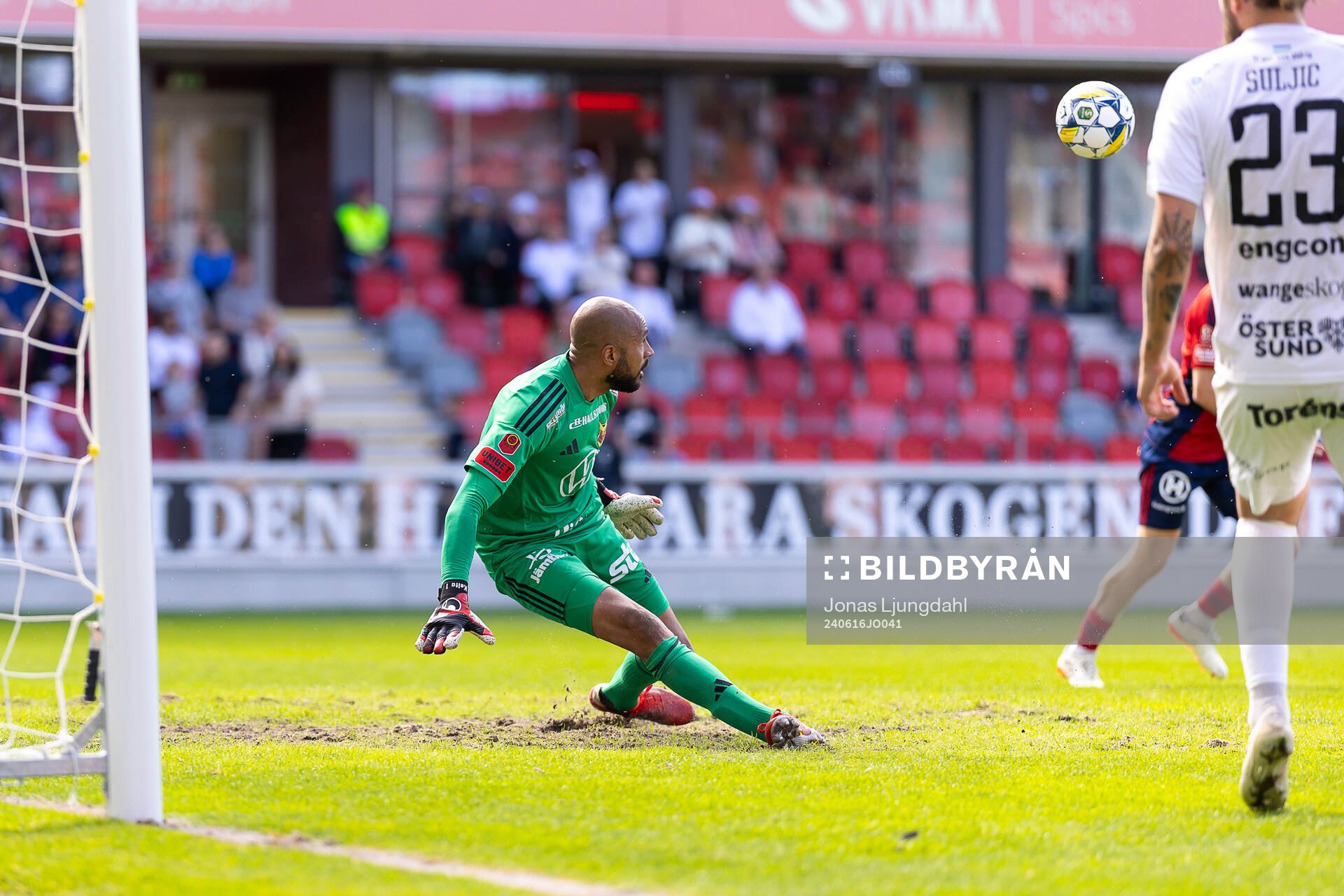 Östersunds Aly Keita gör en räddning