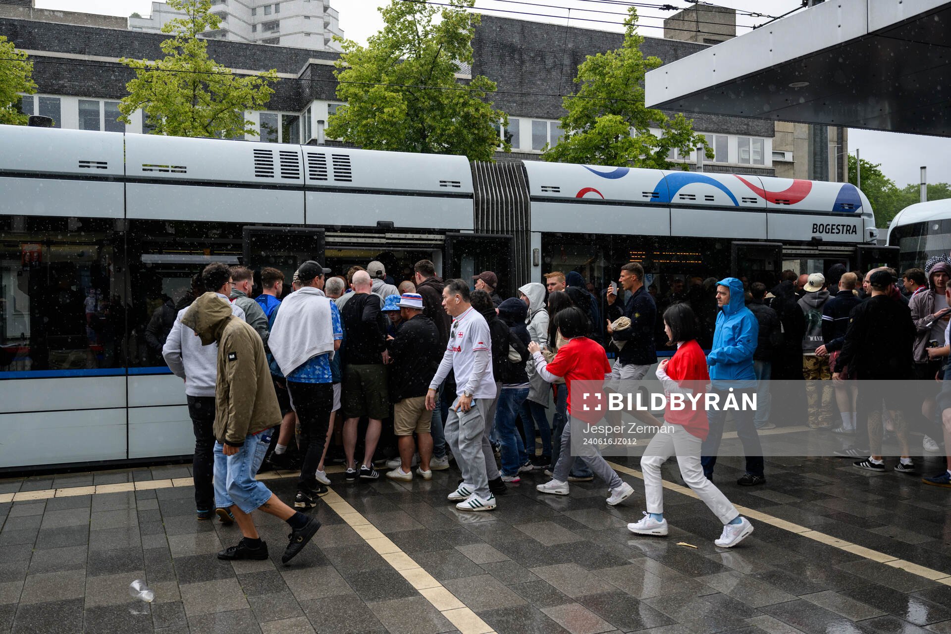 Fotball fans trying to get