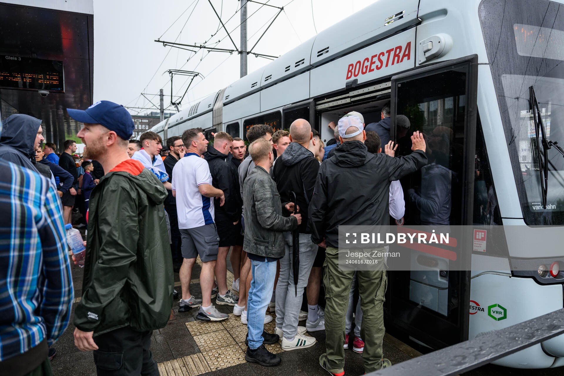 Fotball fans trying to get