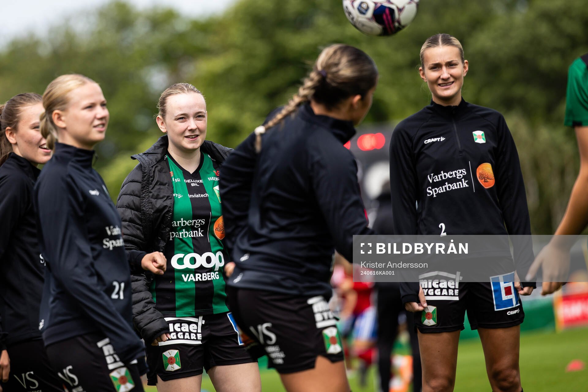 Varbergs spelare värmer inför fotbollsmatchen i Division 2 Västra Götaland mellan Varbergs BoIS och Vellinge IF den 16 juni 2024 i Varberg.