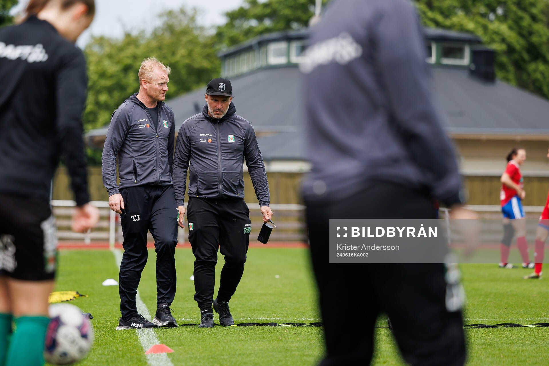Varbergs ordförande dam Tommy Johnsson och tränare Pär Munther inför fotbollsmatchen i Division 2 Västra Götaland mellan Varbergs BoIS och Vellinge IF den 16 juni 2024 i Varberg.