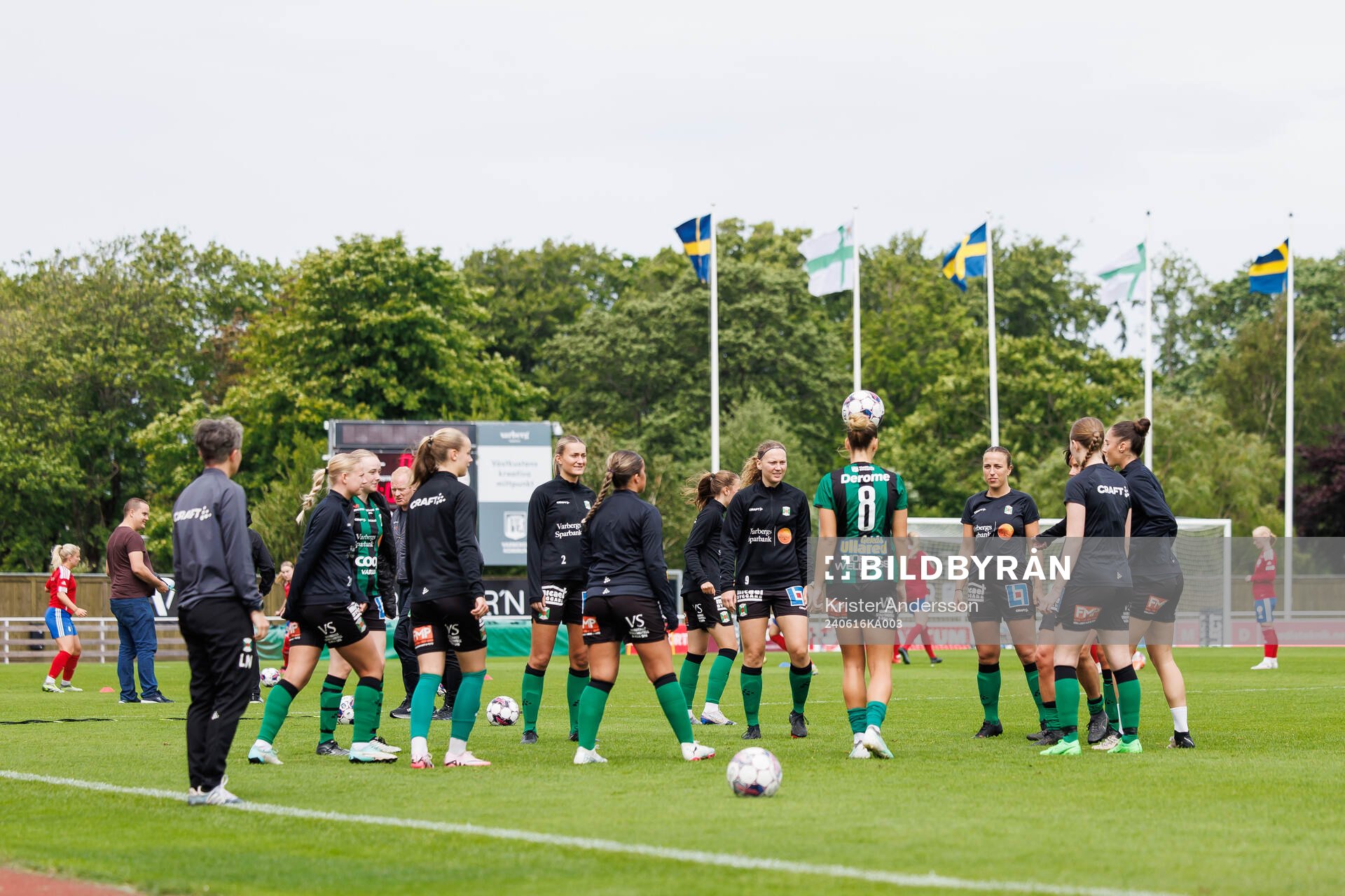 Varbergs spelare värmer inför fotbollsmatchen i Division 2 Västra Götaland mellan Varbergs BoIS och Vellinge IF den 16 juni 2024 i Varberg.