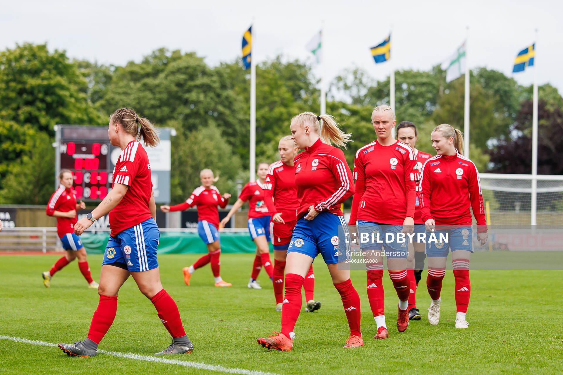 Vellinges spelare värmer inför fotbollsmatchen i Division 2 Västra Götaland mellan Varbergs BoIS och Vellinge IF den 16 juni 2024 i Varberg.