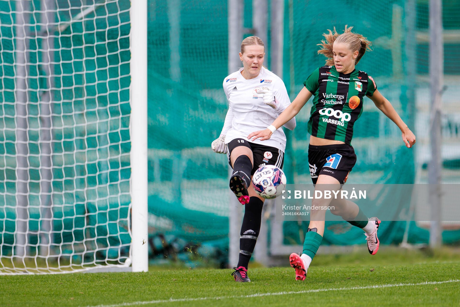 Vellinges målvakt Stella Scheltin och Varbergs Mollie