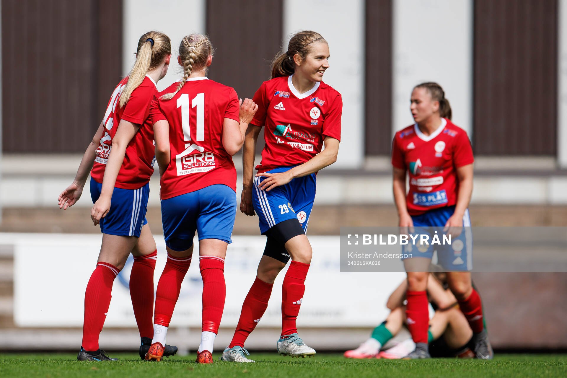 Vellinges spelare jublar efter fotbollsmatchen i Division 2 Västra Götaland mellan Varbergs BoIS och Vellinge IF den 16 juni 2024 i Varberg.