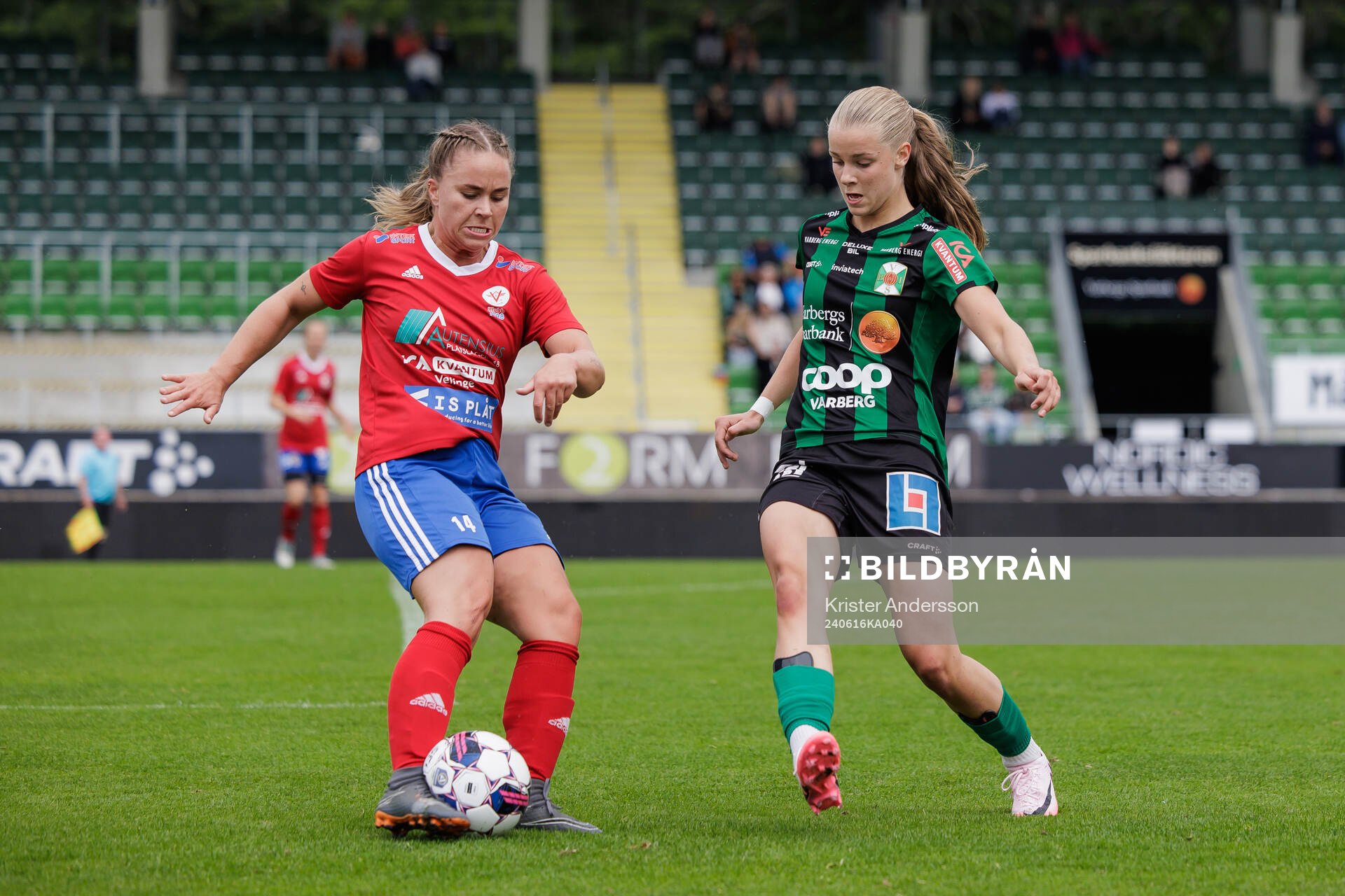 Vellinges Matilda Svensson och Varbergs Mollie Josefsson under fotbollsmatchen i Division 2 Västra Götaland mellan Varbergs BoIS och Vellinge IF den 16 juni 2024 i Varberg.