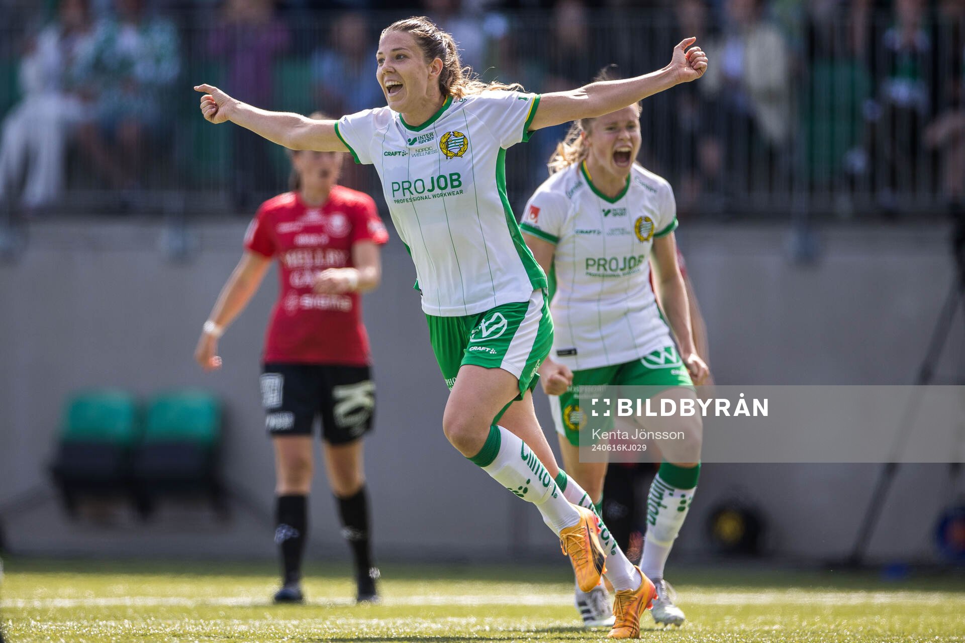 Hammarbys Emma Westin jublar efter 2-0 under fotbollsmatchen i Damallsvenskan mellan Hammarby och Trelleborg den 16 juni 2024 i Stockholm.
