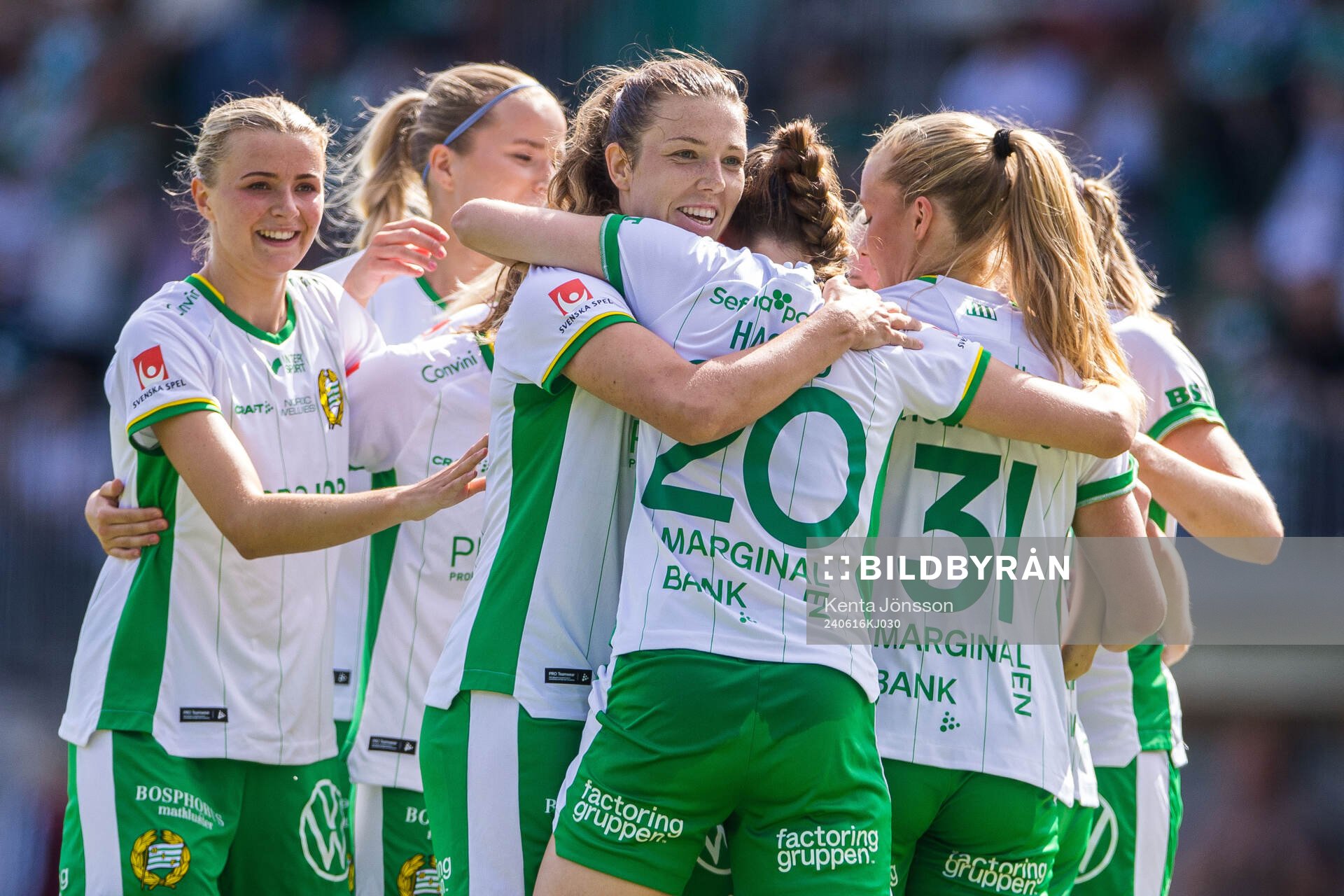 Hammarbys Emma Westin jublar med lagkamrater