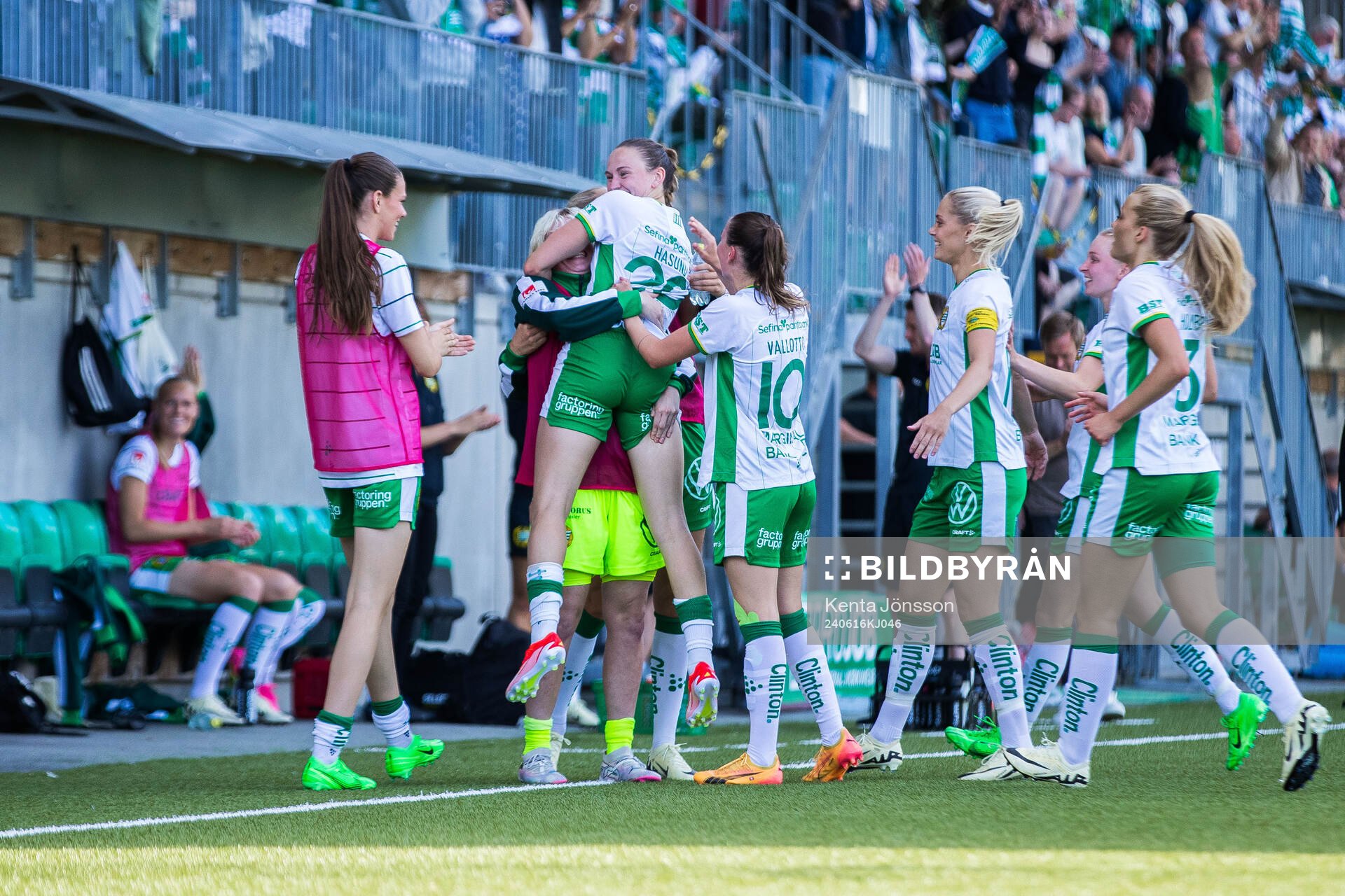 Hammarbys Vilde Hasund jublar med lagkamrater efter 4-0 under fotbollsmatchen i Damallsvenskan mellan Hammarby och Trelleborg den 16 juni 2024 i Stockholm.