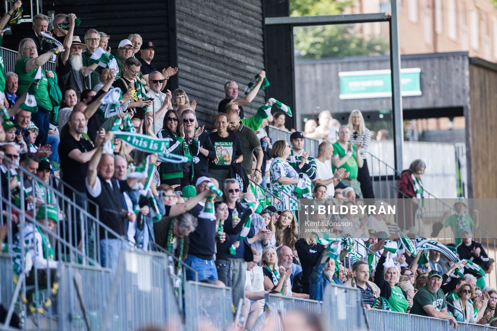 Hammarbys supportrar jublar