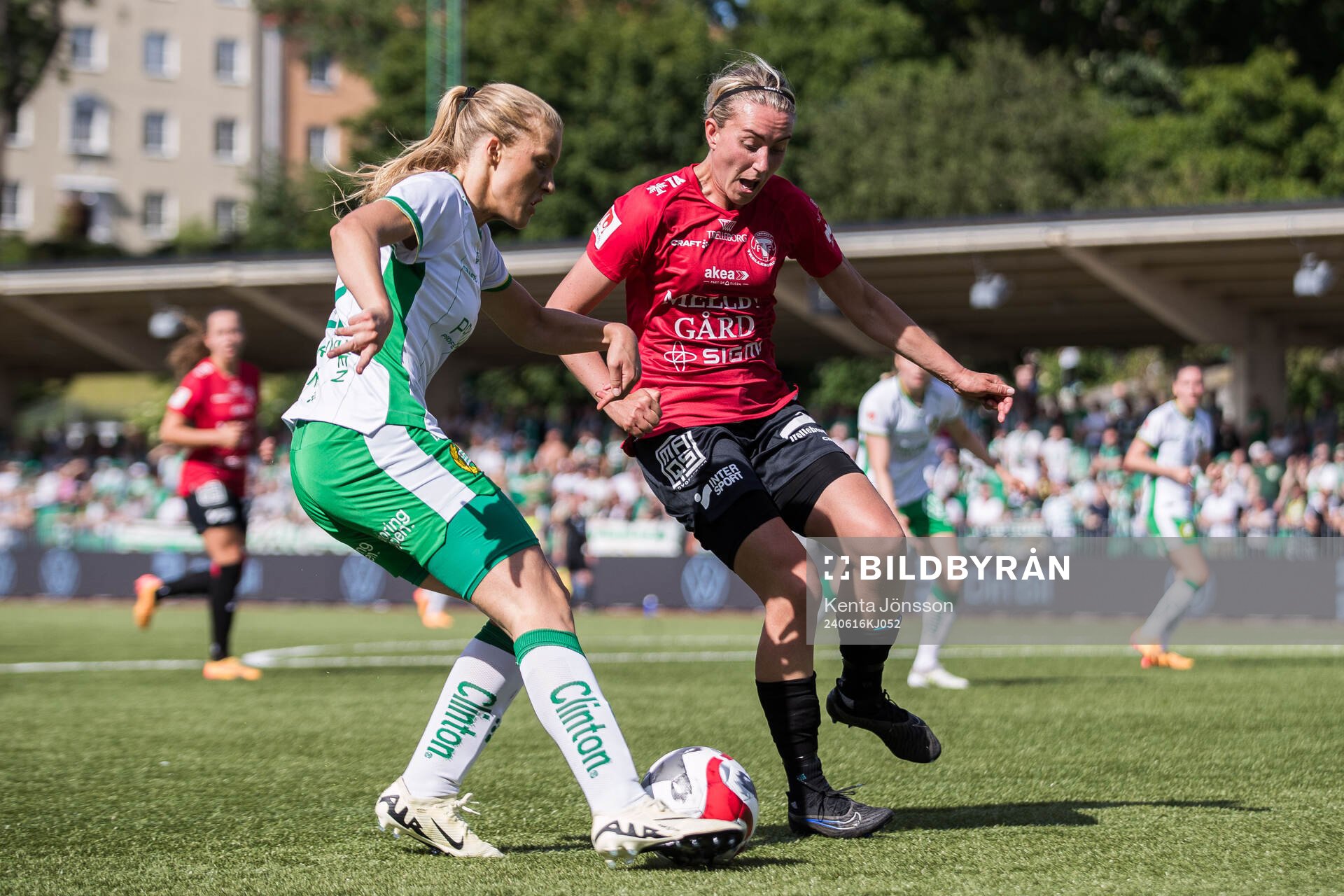 Hammarbys Smilla Holmberg och Trelleborgs Viktoria Persson under fotbollsmatchen i Damallsvenskan mellan Hammarby och Trelleborg den 16 juni 2024 i Stockholm.