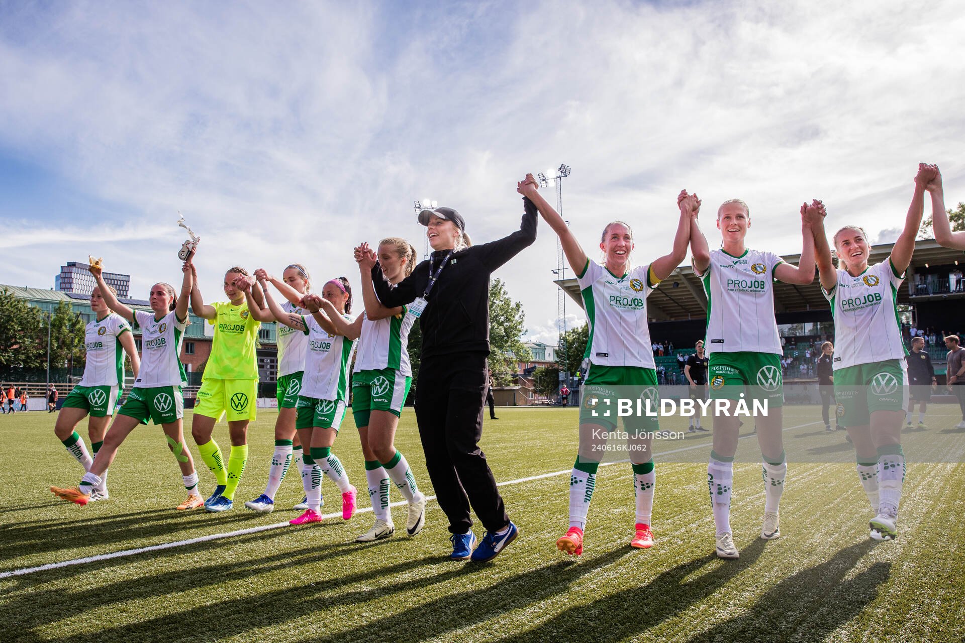 Hammarbys Stina Lennartsson (mitten med keps), Julia