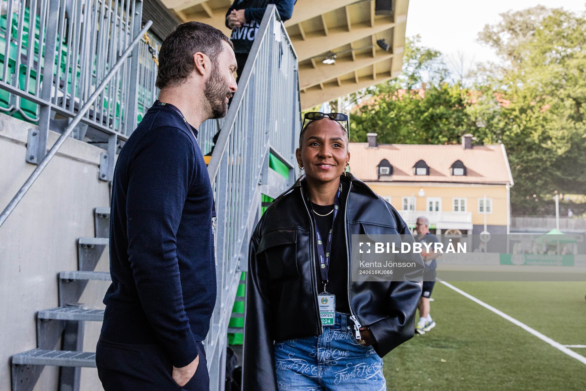 Madelen Janogy med Hammarbys sportchef Johan Lager